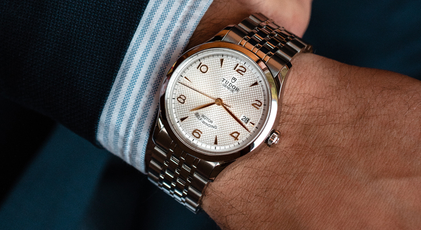 Montre TUDOR 1926 au poignet d'un homme.